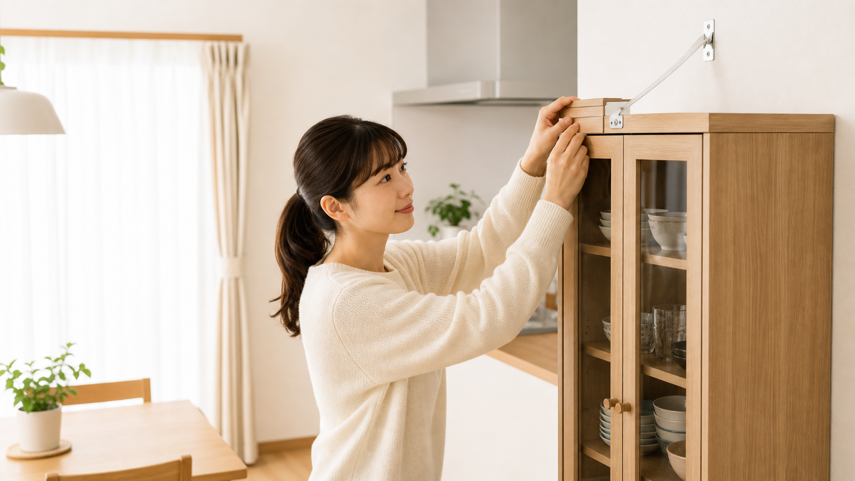 食器棚の転倒防止対策を確認している室内の様子